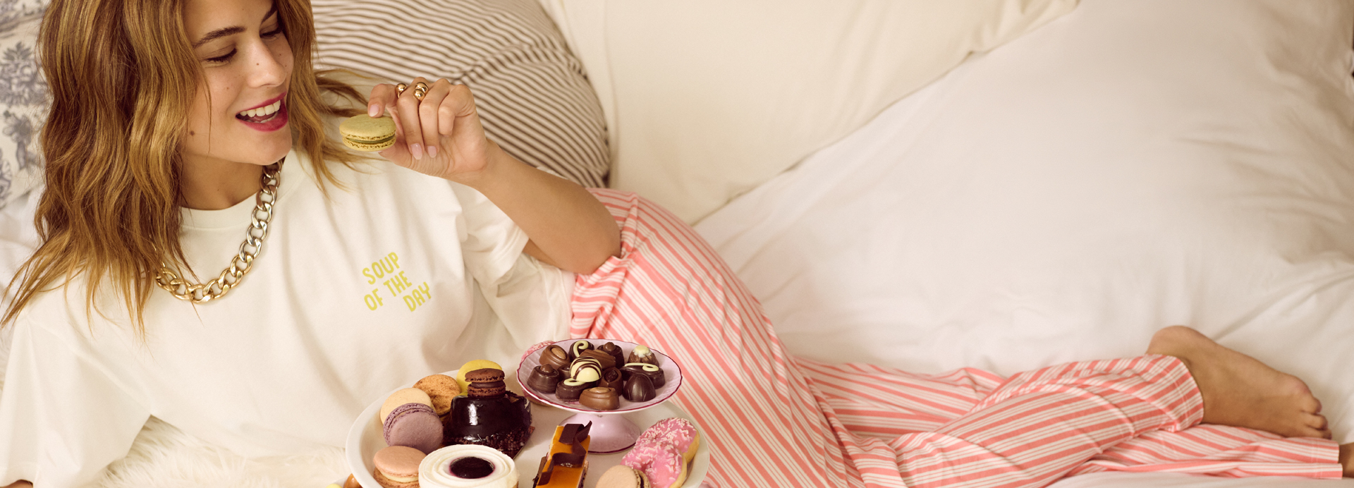 frau, makronen, nachtisch, kette, pyjama