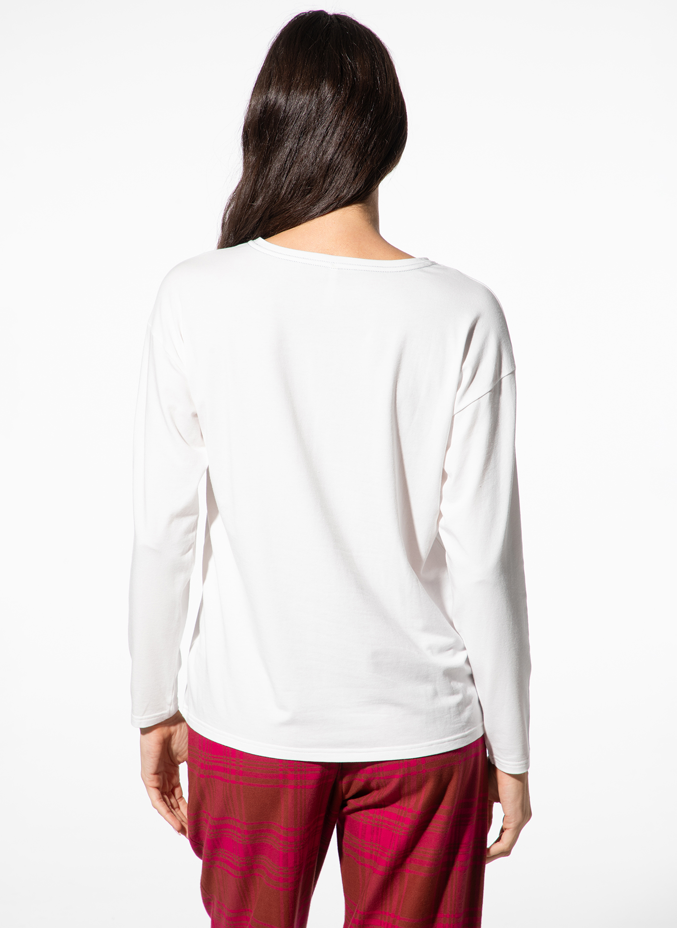 lang_sleeve_long, white_top, cotton, crew_neck, back_view
