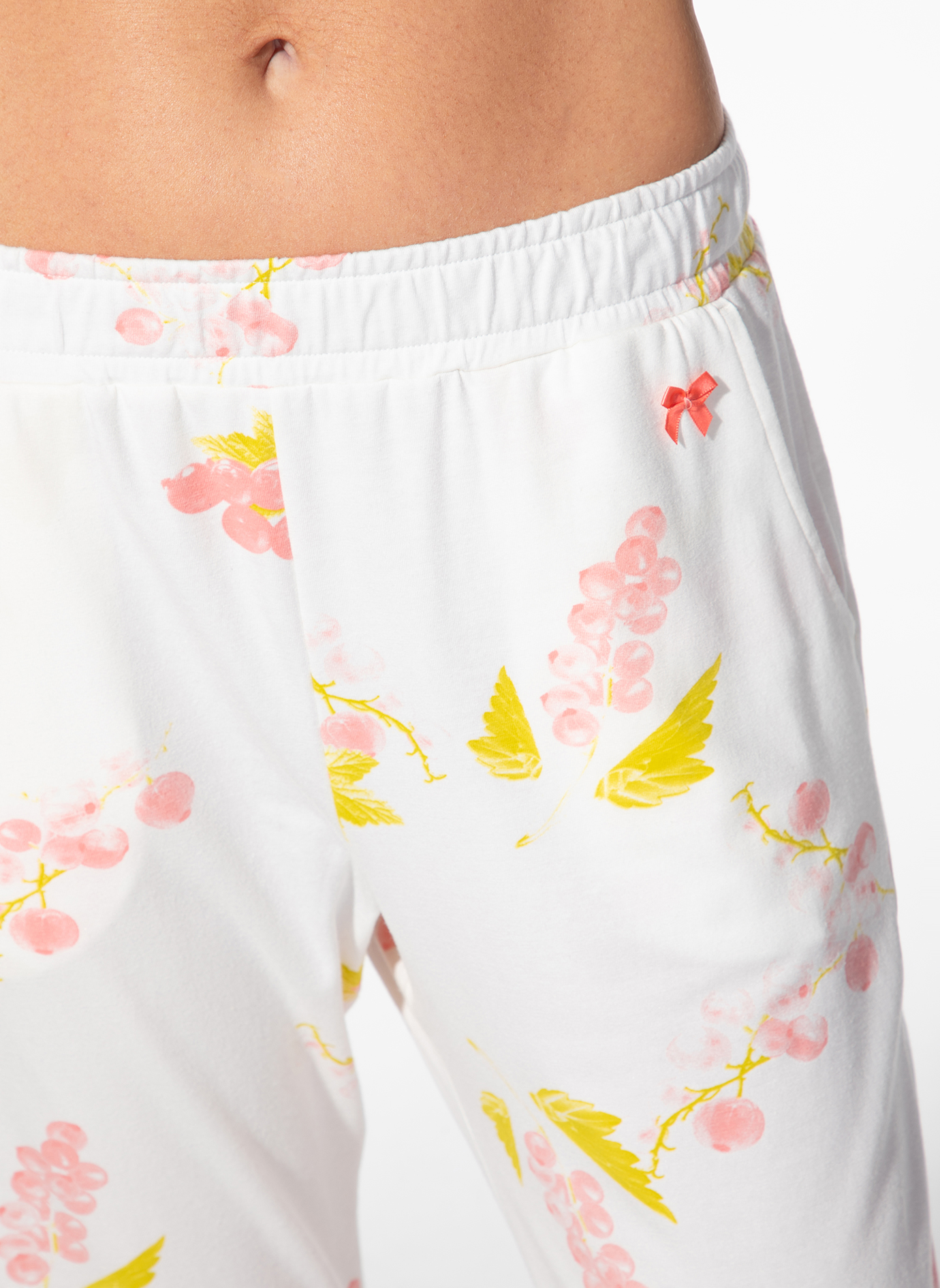 weiße hose, blumiger aufdruck, gelbe blätter, rosa beeren, elastischer bund