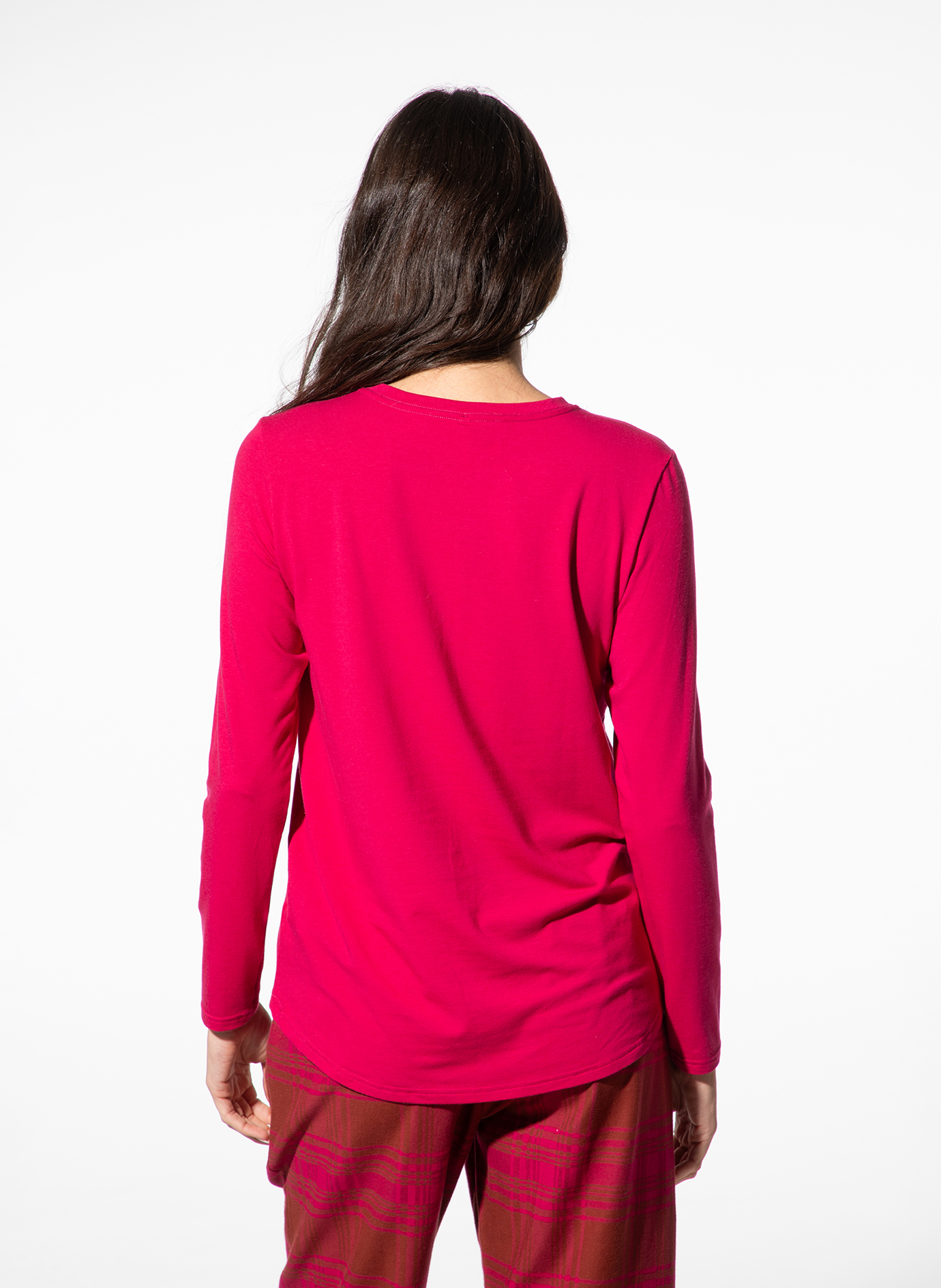 lange hosen, pinkes shirt, longsleeve, back view, einfarbig